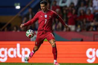 Aos 41 anos de idade, o astro português Cristiano Ronaldo é um exemplo de condicionamento físico — e de longevidade — no futebol moderno