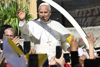 Papa Leão XIV é recebido por multidão em Pavia