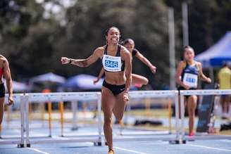 Vitória corre 12.57 em meeting na França e melhora mais uma vez a marca nacional e sul-americana (Foto: CBAt)