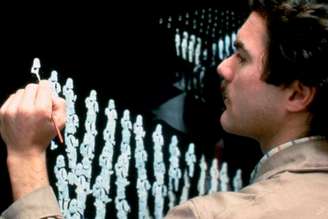 Em Star Wars, para inserir milhares de stormtroopers e naves espaciais nos filmes antigos, os criadores usaram uma ferramenta específica: pincéis.