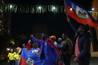 Movimentação de haitianos na Igreja Nossa Senhora da Paz, no bairro do Glicério: paróquia organizou um telão para o povo haitiano