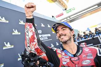 Pecco Bagnaia venceu a Sprint em Brno após segurar a pressão de Ai Ogura e Marc Márquez nas voltas finais.