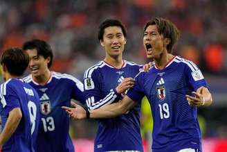 Seleção Japonesa comemorando o gol de Koji Ogawa na estreia da Copa. 
