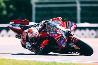 Italiano supera pressão de Ogura e Márquez no fim e garante a vitória na sprint em Brno.
