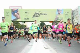 Largada da Esplanada Run, que teve as distâncias de 5 km e 10 km (Foto: Marcela Bussolotti / Única Produções)