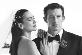 Dua Lipa e Callum Turner em foto oficial de casamento na Sicília