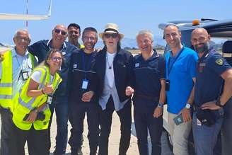 Paul McCartney ao lado de funcionários do Aeroporto de Palermo