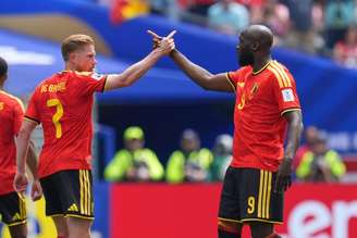 Kevin de Bruyne e Lukaku celebrando o único gol da Bélgica na estreia da Bélgica na Copa. 