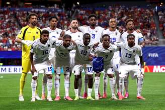 Seleção de Cabo Verde com uniforme branco contra a Espanha