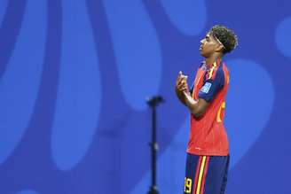 Lamine Yamal, da Espanha, comemora após marcar o primeiro gol de sua equipe durante a partida entre Espanha e Arábia Saudita pela Copa do Mundo
