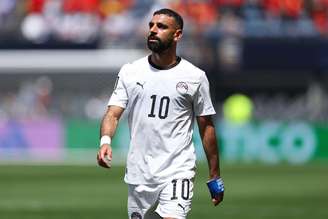 Mohamed Salah durante pausa para hidratação na estreia do Egito na Copa. 