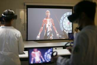 Alunos de Medicina durante aula na faculdade; Enamed foi instituído como método avaliativo.