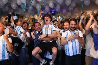 Torcedores argentinos no bar Moocaires, na Rua da Mooca, se reúnem para assistir a partida da Copa entre Argentina e Áustria