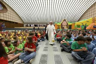 Papa se reúne com crianças e adolescentes no Vaticano