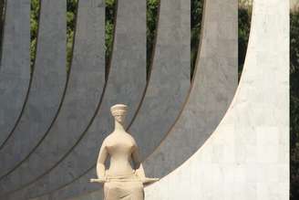 Escultura 'A Justiça' do artista plastico Alfredo Ceschiatti em frente ao Tribunal Superior Eleitoral