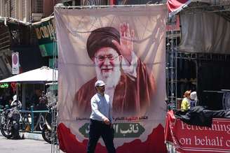 Cartaz com a imagem de Ali Khamenei em Teerã