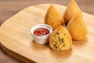 coxinha fit de batata-doce com frango.