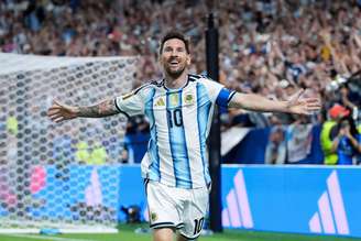 Lionel Messi celebrando um de seus três gols contra a Argélia na estreia da Copa do Mundo. 