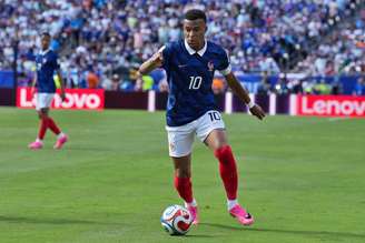 Kylian Mbappé tenta assumir a artilharia da Copa 