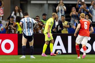 Messi perde pênalti contra a Áustria em jogo pela 2ª rodada da Copa
