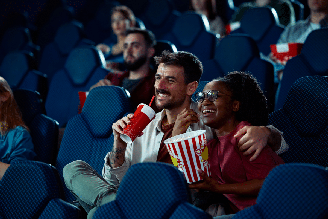 A programação do mês reúne estreias de diferentes gêneros, com propostas que vão do entretenimento leve às narrativas mais intensas
