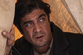 Riccardo Scamarcio em cena de 'Modi'