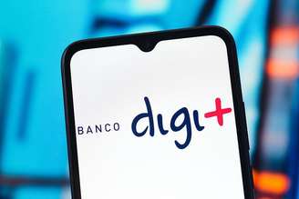 Nesta fotoilustração, o logotipo do Banco Digimais aparece exibido na tela de um smartphone.