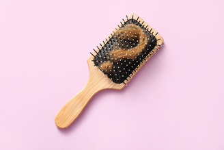 Aumento significativo da queda de cabelo pode indicar que algo não vai bem e merece avaliação médica