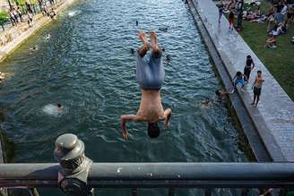 Muitas pessoas têm nadado em canais, lagos e rios durante a atual onda de calor na Europa