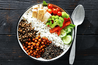 Bowl com arroz, lentilha, grão-de-bico crocante e legumes