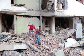 População tenta escapar de escombros após terremotos na Venezuela
