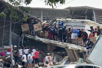 Venezuelanos saqueiam loja atingida por terremoto em Catia La Mar