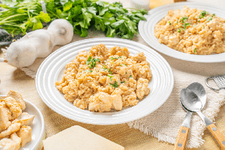 O arroz de frango cremoso é uma opção saborosa e nutritiva