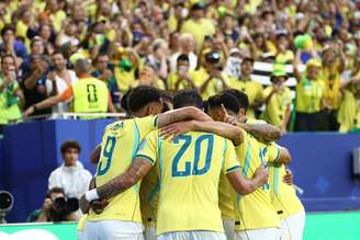 Seleção Brasileira comemora gol contra a Escócia na fase de grupos da Copa do Mundo
