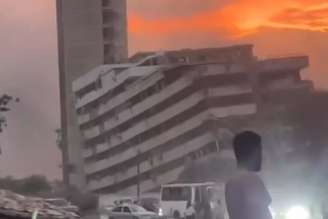 Imagem de prédio caído após terremoto