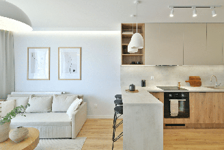 Pequenas adaptações arquitetônicas, como a integração entre sala e cozinha, são capazes de transformar a percepção do imóvel e aumentar diretamente seu valor de locação