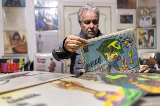 Manoel Jorge, idealizador do Casarão do Vinil, tem acervo histórico de discos sobre a seleção brasileira