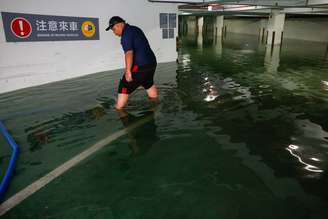 Estacionamento alagado após chuva causada pela tempestade tropical Mekkhala em Hsinchu, Taiwan 26 de junho de 2026
