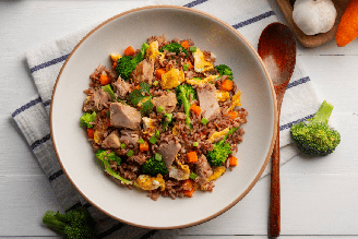 Arroz vermelho com atum, brócolis e cenoura