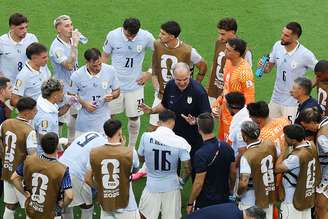 Marcelo Bielsa, técnico do Uruguai, conversa com seus jogadores durante partida da Copa do Mundo