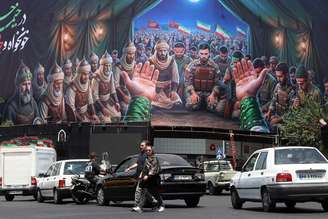 Painel de propaganda em Teerã, capital do Irã