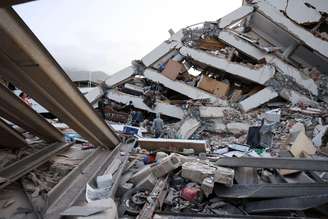 Equipes de resgate seguem correndo contra o relógio para resgatar desaparecidos em terremotos