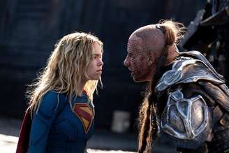 Milly Alcock e Matthias Schoenaerts em cena de 'Supergirl'