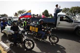 Pessoas distribuem ajuda humanitária em La Guaira, Venezuela