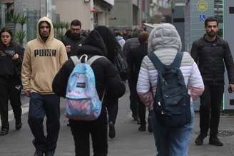 Pedestres agasalhados enfrentam tarde de frio e garoa na região da Avenida Paulista, na cidade de São Paulo (SP), nesta quinta-feira, 25 de junho de 2026.