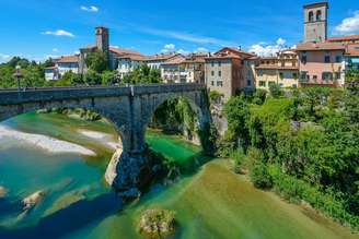 'Ponte del Diavolo' ou Ponte do Diabo no rio Natisone, na Itália