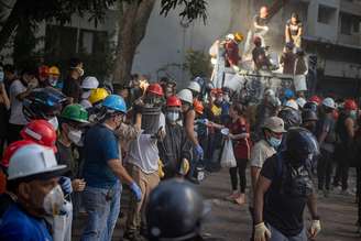 Buscas por sobreviventes em Caracas, capital da Venezuela