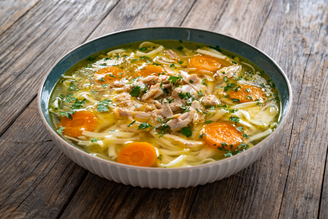Sopa proteica de frango com macarrão e legumes