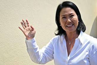 Keiko Fujimori acenando