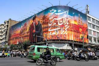 Painel de propaganda em Teerã, capital do Irã
